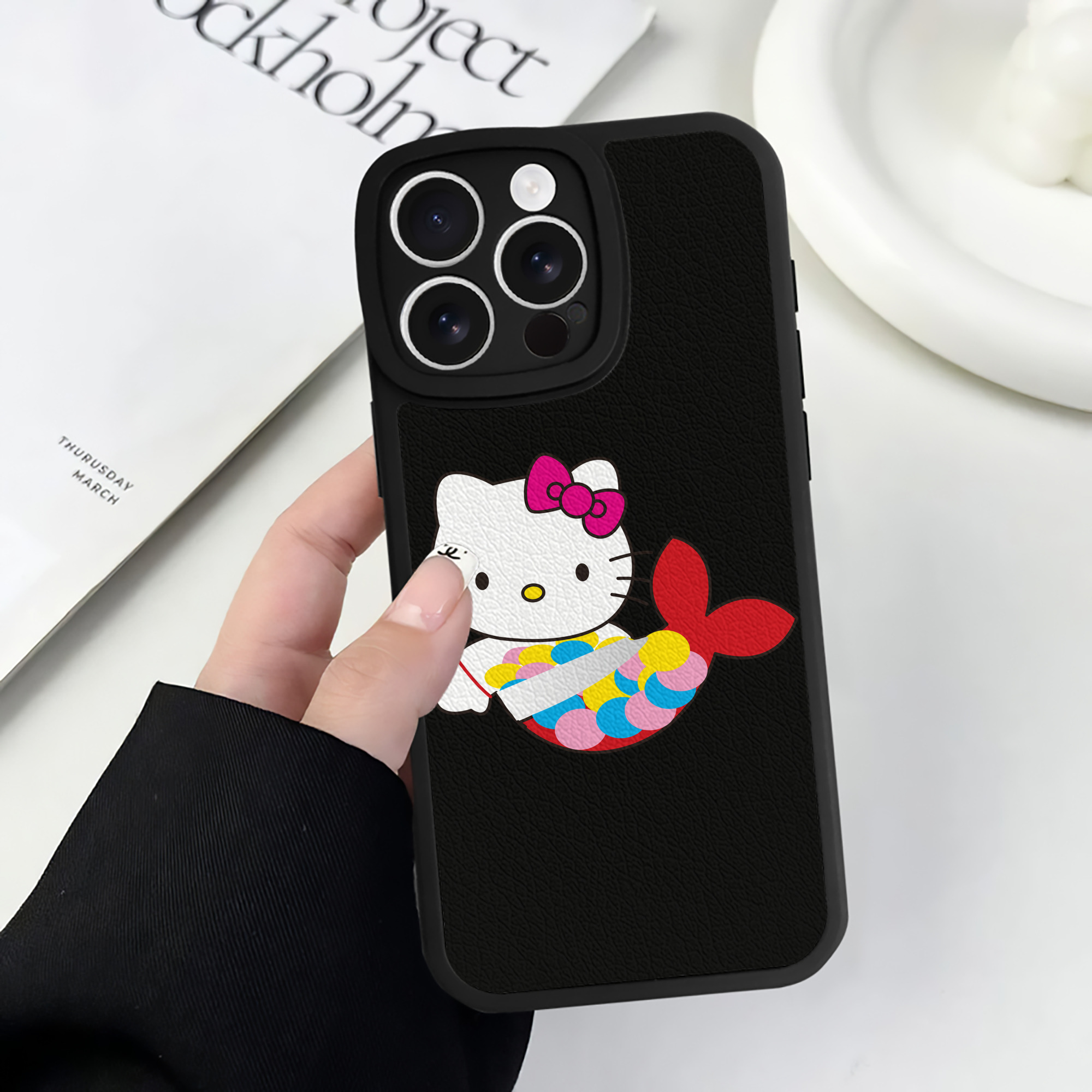 （画像用） Hello Kitty ハローキティ 【iPhone 16シリーズ対応】シリコンスマホケース（レザー調） 材質：シリコン